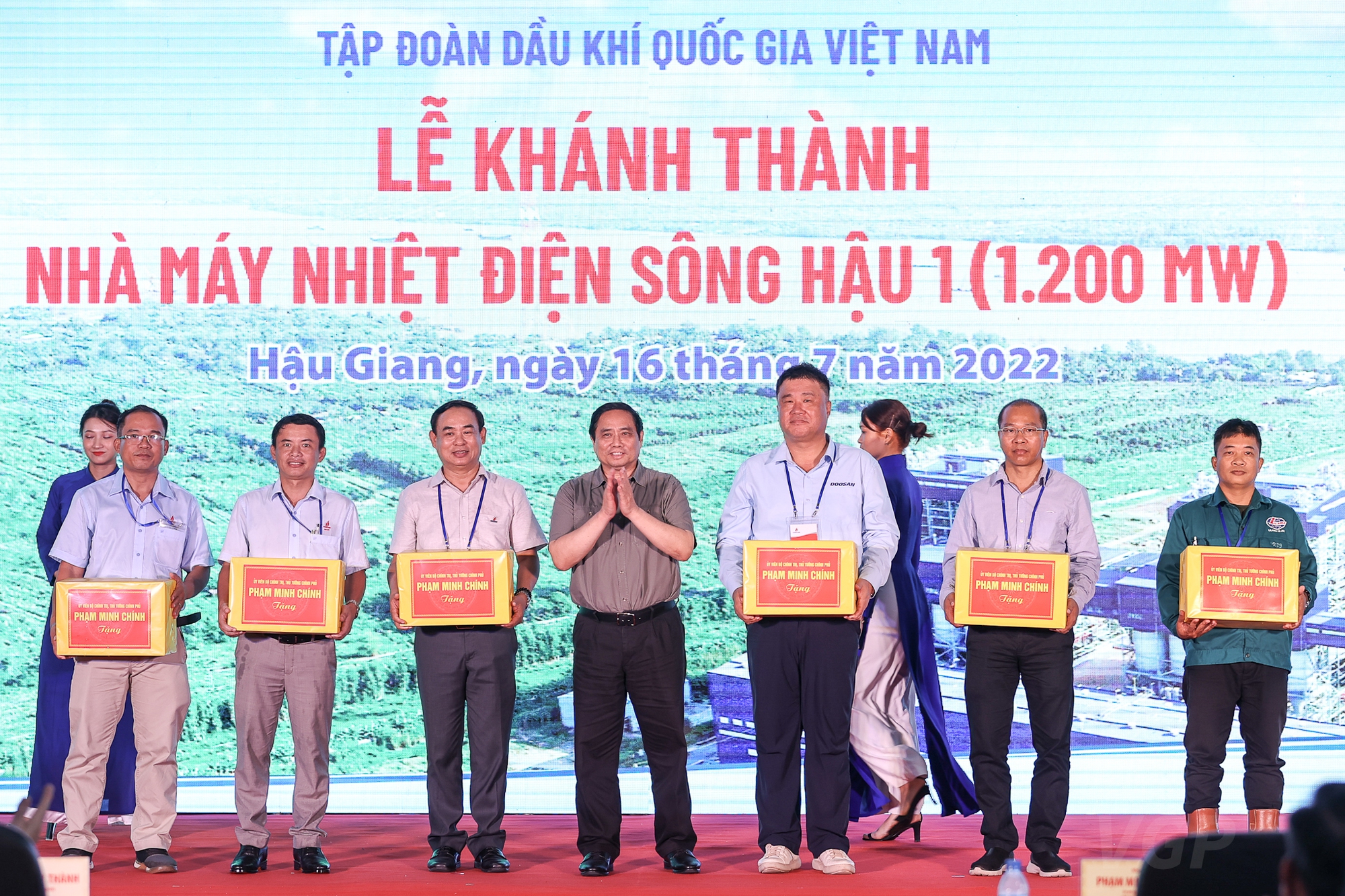 Thủ tướng dự lễ khánh thành nhà máy nhiệt điện Sông Hậu 1, thúc đẩy tiến độ hai tuyến cao tốc