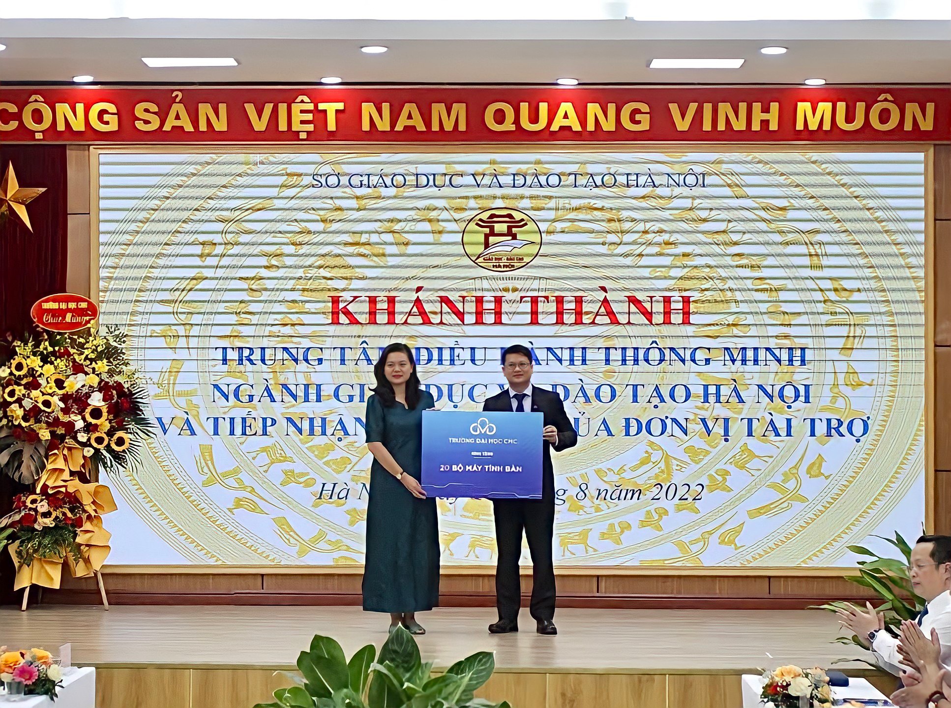 Trường Đại học CMC trao tặng 20 máy tính bàn tại Lễ khánh thành Trung tâm điều hành giáo dục thông minh thành phố Hà Nội