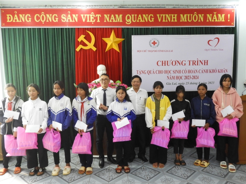 Quỹ Thiện Tâm-Tập đoàn Vingroup tặng quà học sinh khó khăn tại Gia Lai