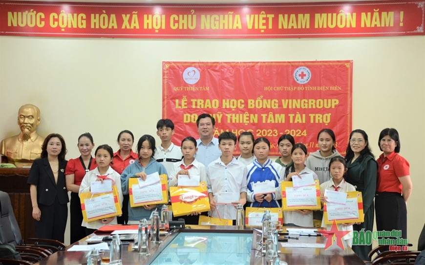 Quỹ Thiện Tâm, Tập đoàn Vingroup trao học bổng tặng học sinh Điện Biên