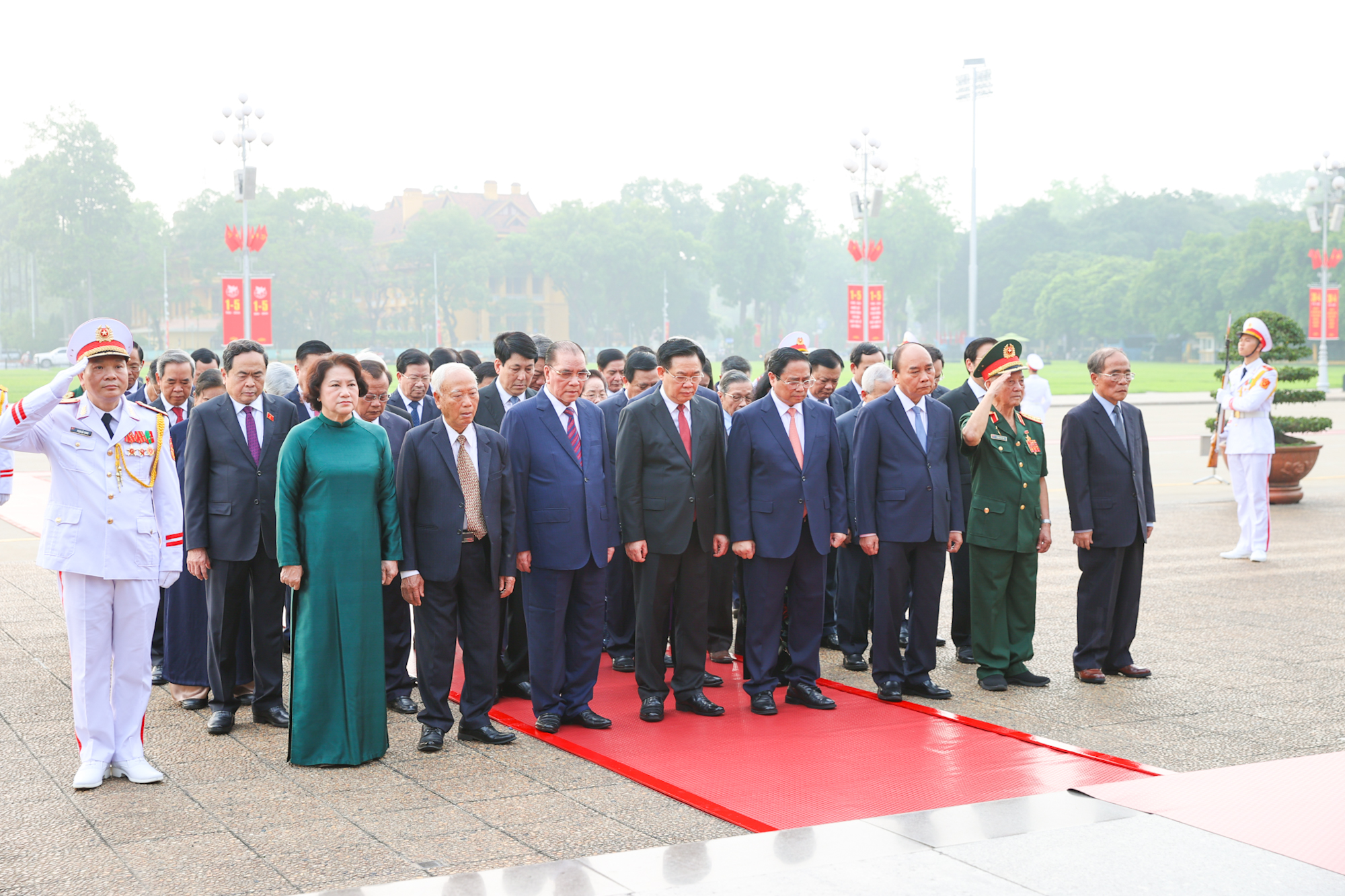 Lãnh đạo Đảng, Nhà nước vào Lăng viếng Chủ tịch Hồ Chí Minh nhân 49 năm thống nhất đất nước