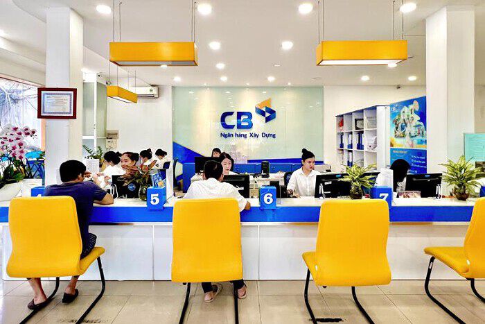 Nhận chuyển giao bắt buộc hai ngân hàng yếu kém, Vietcombank và MB được hưởng lợi gì?