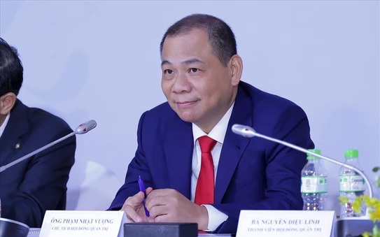 Kết thúc quý I, TPBank thu về hơn 2.100 tỉ đồng lợi nhuận, tạo bước chạy đà tích cực cho việc thực hiện mục tiêu 2025.  Lợi nhuận quý I vượt mốc hơn 2.100 tỉ đồng, TPBank vững bước chinh phục mục tiêu năm TPBank báo lãi ấn tượng quý đầu năm. Ảnh: TPBank Theo kết quả kinh doanh quý I/2025, lợi nhuận trước thuế của Ngân hàng TMCP Tiên Phong (TPBank, MCK: TPB) đạt hơn 2.100 tỉ đồng. Đây không chỉ là một khởi đầu tích cực, mà còn là tín hiệu cho thấy TPBank đang đi đúng hướng trong chiến lược tăng trưởng bền vững khi lợi nhuận tăng trên 15% so với cùng kỳ năm trước. Chỉ số ROE (tỷ suất lợi nhuận trên vốn chủ sở hữu) tiếp tục duy trì ở mức cao 17,5%, phản ánh hiệu quả kinh doanh tốt và bền vững của TPBank.  Cơ cấu nguồn thu chuyển dịch rõ nét  Theo thông tin từ TPBank, tổng thu nhập hoạt động của TPBank trong quý I đạt gần 4.500 tỉ đồng. Trong đó, thu nhập từ lãi vẫn chiếm tỷ trọng lớn nhất, đạt 3.380 tỉ đồng. Thu nhập thuần từ dịch vụ tiếp tục là điểm sáng khi đạt 910 tỉ đồng, tăng 27% so với quý I/2024, đẩy tỷ trọng thu nhập dịch vụ trong tổng thu nhập hoạt động lên trên 20%, so với mức 15% cùng kỳ năm trước.  Điều này minh chứng rõ nét cho chiến lược kinh doanh giảm dần sự phụ thuộc vào tín dụng của TPBank đang phát huy hiệu quả. Ngân hàng chủ động mở rộng các dịch vụ phi tín dụng như ngân hàng số, thẻ tín dụng, thanh toán điện tử, quản lý tài chính cá nhân,… nhằm đa dạng hóa nguồn thu, đồng thời giảm thiểu rủi ro và tăng tính bền vững trong kinh doanh.  Song song quá trình mở rộng dịch vụ, TPBank không ngừng gia tăng hàm lượng công nghệ trong mọi sản phẩm tài chính, giúp nâng cao trải nghiệm người dùng và gia tăng mức độ trung thành của khách hàng. Năm 2024, ngân hàng đã có thêm hàng triệu khách hàng mới. Nhờ cơ sở khách hàng lớn mà TPBank có được nguồn vốn CASA trên 20%, giúp giảm thấp chi phí vốn và tăng hiệu quả kinh doanh.  Vừa qua, TPBank tiếp tục được Decision Lab bình chọn là một trong 7 ngân hàng tốt nhất Việt Nam, nhờ uy tín thương hiệu và tốc độ chuyển đổi số mạnh mẽ.  Huy động và tín dụng tăng trưởng khả quan  Tổng huy động vốn quý I đạt 337.800 tỉ đồng, tăng 7% so với cùng kỳ. Trong khi đó, dư nợ thị trường một đạt hơn 271.500 tỉ đồng, tăng mạnh 28% so với quý I/2024. Riêng cho vay khách hàng đạt hơn 263.100 tỉ đồng, tương ứng tăng 30% so với cùng kỳ 2024. Tỷ lệ tăng trưởng tín dụng quý I đạt 3,75%, cao hơn mức trung bình ngành (2,5%; tính đến ngày 25/3). Đây là kết quả tích cực trong bối cảnh ngành ngân hàng mới bắt đầu phục hồi tín dụng.  Đại diện TPBank cho biết, bên cạnh mảng cho vay cá nhân, ngân hàng tập trung vào các ngành trọng yếu, ưu tiên cấp tín dụng cho các ngành thuộc lĩnh vực ưu tiên, phù hợp với định hướng của Chính phủ và NHNN. Dư nợ tín dụng năm 2025 được kỳ vọng tăng khoảng 20%-25%, phù hợp với hạn mức được NHNN cho phép.  Bên cạnh đó, TPBank liên tục ra mắt các sản phẩm tài chính số đi đầu nhằm hỗ trợ doanh nghiệp, cá nhân có thể tiếp cận nhanh nhất với nguồn vốn thúc đẩy sản xuất, kinh doanh. Với nỗ lực của mình, TPBank vinh dự được The Asian Banker trao Giải thưởng “Best Corporate Banking and Payment Initiative in Vietnam” – Ứng dụng ngân hàng số và giải pháp thanh toán tốt nhất dành cho doanh nghiệp; đồng thời lọt Top 5 đơn vị dẫn đầu với các giải pháp công nghệ tài chính dành cho doanh nghiệp, nổi bật nhờ khả năng thiết kế các giải pháp đặc thù, chuyên biệt theo ngành.  Kết quả kinh doanh ấn tượng trong quý I là bước chạy đà tự tin để hướng tới mục tiêu khá thách thức mà TPBank đặt ra cho cả năm 2025, trong bối cảnh nền kinh tế trong nước và thế giới còn nhiều biến động khó lường.