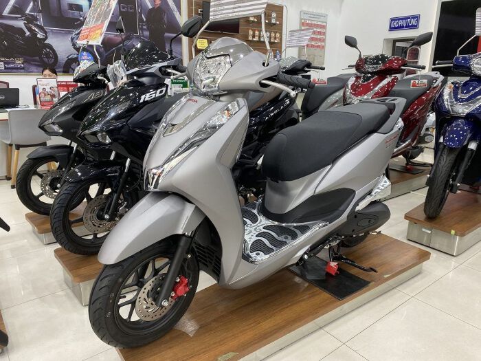 Xe máy chạy xăng rục rịch giảm giá