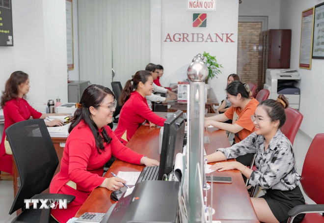 Ngân hàng bứt tốc cho vay, thị trường bất động sản – chứng khoán ‘hút’ vốn
