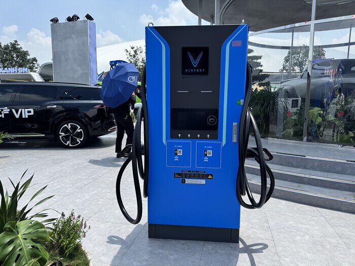 Tỷ phú Vượng phải chi khoảng 100 triệu USD để thực hiện cam kết miễn phí sạc 2 năm của VinFast