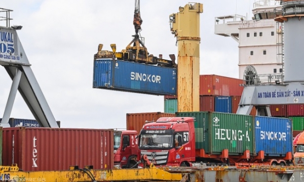 [Infographic] Bức tranh kinh tế 10 tháng đầu năm: Vốn FDI giải ngân đạt kỷ lục, thu ngân sách hơn 2 triệu tỷ đồng