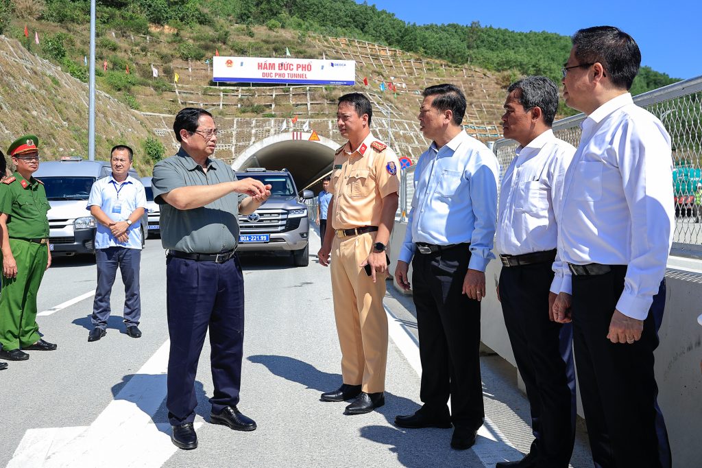 Thủ tướng kiểm tra thực địa các dự án cao tốc, sân bay tại Quảng Ngãi và Gia Lai