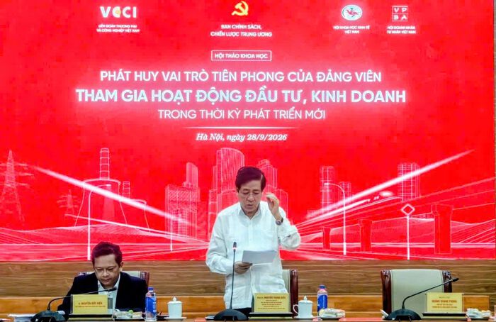 Chiều 28/9/2026, tại Trụ sở Ban Chính sách, Chiến lược Trung ương đã diễn ra Hội thảo khoa học với chủ đề “Phát huy vai trò tiên phong của Đảng viên tham gia hoạt động đầu tư, kinh doanh trong thời kỳ phát triển mới” do Ban Chính sách, Chiến lược Trung ương phối hợp cùng Hội Doanh nhân Tư nhân Việt Nam, Hội Khoa học Kinh tế Việt Nam, Phòng Thương mại và Công nghiệp Việt Nam đồng chủ trì tổ chức.  Toàn cảnh Hội thảo khoa học với chủ đề “Phát huy vai trò tiên phong của đảng viên tham gia hoạt động đầu tư, kinh doanh trong thời kỳ phát triển mới”. Ảnh: Thành Trung.     Tham dự Hội thảo có: Bà Bùi Thị Quỳnh Vân, Ủy viên Trung ương Đảng, Bí thư Đảng ủy cơ quan, Phó Trưởng ban Ban Tổ chức Trung ương; bà Nguyễn Thị Tuyến, Ủy viên Trung ương Đảng, Phó Bí thư Đảng ủy Chính phủ, Thủ trưởng Cơ quan Đảng ủy Chính phủ, Đại biểu Quốc hội khóa XVI; TS Nguyễn Đức Hiển, Phó Trưởng ban Ban Chính sách, Chiến lược Trung ương; PGS.TS Nguyễn Trọng Điều, nguyên: Phó Giám đốc Học viện Chính trị Quốc gia Hồ Chí Minh – Giám đốc Học viện Hành chính Quốc gia, Thứ trưởng Bộ Nội vụ; Chủ tịch sáng lập Hội Doanh nhân Tư nhân Việt Nam; GS.TS Hoàng Văn Cường, Phó Chủ tịch Hội Khoa học Kinh tế Việt Nam; ông Hoàng Quang Phòng, Phó Chủ tịch Liên đoàn Thương mại và Công nghiệp Việt Nam cùng đại diện nhiều cơ quan, ban ngành liên quan.  Về phía Hội Doanh nhân Tư nhân Việt Nam còn có sự tham dự của ông Nguyễn Quang Huân, Đại biểu Quốc hội khóa XV, Phó Chủ tịch Hội Doanh nhân Tư nhân Việt Nam, Chủ tịch HĐQT Công ty CP HALCOM Việt Nam; ông Nguyễn Thủ Đô, Phó Chủ tịch kiêm Tổng Thư ký Hội Doanh nhân Tư nhân Việt Nam cùng một số Ủy viên Ban Chấp hành TW Hội Doanh nhân Tư nhân Việt Nam.  Tư duy rộng, tinh thần mới Phát biểu khai mạc Hội thảo, TS Nguyễn Đức Hiển nhấn mạnh, thực hiện Chương trình làm việc số 15-CTr/TW, ngày 08/4/2026 của Ban Chấp hành Trung ương Đảng khóa XIV, Bộ Chính trị đã giao Ban Chính sách, Chiến lược Trung ương chủ trì, phối hợp với các cơ quan liên quan nghiên cứu, xây dựng dự thảo Đề án xây dựng Quy định về đảng viên tham gia hoạt động đầu tư, kinh doanh (Đề án).  Trong quá trình nghiên cứu, xây dựng dự thảo Đề án, cơ quan chủ trì đã hướng dẫn các địa phương tổ chức tổng kết 20 năm thực hiện Quy định số 15-QĐ/TW và 08 năm thực hiện Kết luận số 29-KL/TW; nghiên cứu cơ sở lý luận, thực tiễn, kinh nghiệm quốc tế; đồng thời nhiều lần lấy ý kiến, tiếp thu, chỉnh lý dự thảo Đề án trên cơ sở ý kiến góp ý của các Ban, Bộ, Ngành Trung ương, các Tỉnh ủy, Thành ủy.  Để có thêm luận cứ hoàn thiện dự thảo Đề án, Ban Chính sách, Chiến lược Trung ương chủ trì, phối hợp với các cơ quan liên quan tổ chức Hội thảo khoa học với chủ đề “Phát huy vai trò tiên phong của Đảng viên tham gia hoạt động đầu tư, kinh doanh trong thời kỳ phát triển mới”.    TS Nguyễn Đức Hiển, Phó Trưởng Ban Chính sách, Chiến lược Trung ương phát biểu tại Hội thảo. Ảnh: Thành Trung.   Theo Phó Trưởng ban Ban Chính sách, Chiến lược Trung ương, dự thảo Đề án gửi tới Hội thảo được tiếp thu ý kiến của các đồng chí Ủy viên Trung ương Đảng và đã hoàn thiện một bước. Dự thảo Đề án đã quy định rõ đối với đảng viên khu vực ngoài Nhà nước chỉ phải kê khai những nội dung liên quan trực tiếp đến nguy cơ xung đột lợi ích, tránh việc các Chi bộ yêu cầu chủ doanh nghiệp tư nhân phải kê khai quá nhiều thông tin không cần thiết.  Về đánh giá, xếp loại đảng viên là chủ doanh nghiệp, tiêu chí chủ yếu là việc chấp hành đường lối, pháp luật. Doanh nghiệp kinh doanh thua lỗ không phải là tiêu chí đánh giá tư cách đảng viên.  Đối với đảng viên trong khu vực công, dự thảo quy định cụ thể các thủ tục, quy trình kê khai, xin phép và chấp thuận khi tham gia hoạt động kinh tế. Dự thảo Đề án tiếp cận theo hướng đảng viên ngoài việc chấp hành Quy định về những điều đảng viên không được làm nói chung, thì trong lĩnh vực kinh tế phải nêu cao tính gương mẫu hơn nữa, áp dụng cho cả khu vực công và ngoài khu vực công. Đồng thời, lượng hóa các hành vi trực tiếp can thiệp, tác động, kiểm soát để vụ lợi.  “Với tinh thần và yêu cầu như vậy, chúng tôi mong muốn được lắng nghe các chuyên gia, nhà khoa học, các nhà nghiên cứu qua các bài tham luận, chuyên đề đóng góp thêm ý kiến để tiếp tục hoàn thiện dự thảo Đề án”, TS Nguyễn Đức Hiển nói.  Phát biểu tại Hội thảo, bà Nguyễn Thị Tuyến cho rằng, các quy định liên quan đến đảng viên tham gia hoạt động đầu tư, kinh doanh tại dự thảo Đề án thể hiện tư duy rất rộng và thể hiện tinh thần mới.  Các quy định không chỉ liên quan đến kinh tế tư nhân hay vấn đề đảng viên được tham gia thành lập doanh nghiệp, phát triển kinh tế tư nhân của mình và gia đình mà còn là đảng viên được đầu tư, được kinh doanh ở tất cả các lĩnh vực mà pháp luật cho phép.   Bà Nguyễn Thị Tuyến, Ủy viên Trung ương Đảng, Phó Bí thư Đảng ủy Chính phủ, Thủ trưởng Cơ quan Đảng ủy Chính phủ, Đại biểu Quốc hội khóa XVI phát biểu tại Hội thảo. Ảnh: Thành Trung.  Đảng viên làm kinh tế tư nhân phải được nhìn nhận là một lực lượng sản xuất tiên tiến Tham luận về “Góc nhìn về lý luận và thực tiễn về quy định Đảng viên làm kinh tế tư nhân: Kỳ vọng về tính đột phá của quy định mới”, PGS.TS Nguyễn Trọng Điều cho rằng, nhìn lại chặng đường 20 năm qua, chúng ta càng thấy rõ giá trị và tầm vóc lịch sử của Quy định số 15-QĐ/TW ngày 28/8/2006 của Ban Chấp hành Trung ương Đảng khóa X.  Những con số thực tiễn trong 20 năm qua đã chứng minh thành công to lớn của chủ trương này: Số lượng đảng viên tham gia khu vực kinh tế tư nhân đã tăng hơn 5 lần, từ hơn 35.000 người năm 2006 lên 187.000 người vào tháng 3/2026. Số lượng đảng viên là chủ doanh nghiệp tư nhân cũng tăng từ 2.350 người lên 8.600 người. Đặc biệt, lực lượng cán bộ, công chức, sĩ quan lực lượng vũ trang nghỉ hưu, phục viên tham gia làm kinh tế tư nhân đã đóng góp nguồn lực tri thức và kinh nghiệm quản trị rất quan trọng cho xã hội, chiếm hơn 31% tổng số đảng viên làm kinh tế tư nhân.    PGS.TS Nguyễn Trọng Điều, Chủ tịch sáng lập Hội Doanh nhân Tư nhân Việt Nam phát biểu tại Hội thảo. Ảnh: Thành Trung.   Cũng theo Chủ tịch sáng lập Hội Doanh nhân Tư nhân Việt Nam, bối cảnh kinh tế – xã hội hiện nay đã có những chuyển biến mang tính bước ngoặt. Bộ Chính trị đã ban hành Nghị quyết số 68-NQ/TW khẳng định kinh tế tư nhân là động lực quan trọng nhất của nền kinh tế quốc dân, cùng các Nghị quyết chiến lược về khoa học công nghệ, chuyển đổi số và đổi mới sáng tạo.  Hiện nay, trong hơn 5,6 triệu đảng viên của toàn Đảng, số đảng viên là chủ doanh nghiệp tư nhân mới chỉ chiếm khoảng 0,15%. Dư địa để huy động năng lực, trí tuệ và nguồn lực hợp pháp của đảng viên vào phát triển đất nước còn rất lớn. Chính vì vậy, việc ban hành Quy định mới thay thế Quy định số 15-QĐ/TW là một đòi hỏi khách quan, cấp thiết của thực tiễn.  “Tôi muốn nhấn mạnh rằng: Đảng viên làm kinh tế tư nhân phải được nhìn nhận là một lực lượng sản xuất tiên tiến trong xã hội. Đảng ta là đội tiên phong của giai cấp công nhân, của nhân dân lao động và của dân tộc Việt Nam. Sự tiên phong ấy không chỉ thể hiện ở bản lĩnh chính trị hay đạo đức cách mạng, mà phải được cụ thể hóa bằng năng lực dẫn dắt sự phát triển của lực lượng sản xuất”, PGS.TS Nguyễn Trọng Điều nhấn mạnh.  Chuyển sang tư duy “Mở để phát triển, quản để không lạm dụng” Theo GS.TS Hoàng Văn Cường, Phó Chủ tịch Hội Khoa học Kinh tế Việt Nam, xây dựng quy định về đảng viên tham gia đầu tư, kinh doanh lần này không đơn thuần là việc sửa một quy định mà chúng ta đã ban hành cách đây khoảng 20 năm. Quan trọng hơn là việc ban hành quy định sửa đổi phải mang lại những đột phá phù hợp với những thay đổi về tư duy pháp luật, đáp ứng nhu cầu của giai đoạn phát triển mới là giải phóng được các nguồn lực cho phát triển. Đặc biệt là về nguồn lực con người, về trí tuệ, tài năng, tri thức của những người đảng viên – những người tiên phong, đi đầu.  Đồng thời, những quy định đó phải thu hút được những tinh hoa từ khu vực tư nhân vào hệ thống chính trị để tăng cường các cơ chế kiểm soát quyền lực, tránh xung đột lợi ích và không để lạm dụng quyền lực để phục vụ cho các lợi ích riêng. Cần bỏ tư duy “Không quản được thì cấm”, chuyển sang tư duy “Mở để phát triển và quản để không lạm dụng”.  “Theo tôi cần phải thiết kế một nguyên tắc là không cấm nhưng mà tất cả đều phải quản, chứ không phải không cấm là không quản. Đó là kê khai thông tin, khai báo xung đột lợi ích, kiểm soát sớm, thường xuyên thông qua thông tin dữ liệu.  Không phải là việc chờ đến lúc nào kiểm soát, bất kể một số hoạt động nào kinh doanh, cơ quan kiểm soát phải kiểm soát được ngay thông qua cái thông tin dữ liệu số và phải xử lý thật nghiêm minh nếu không kê khai trung thực”, GS.TS Hoàng Văn Cường đề xuất.  Đóng góp về vấn đề chuyển mạnh từ tư duy “cấp phép” sang “phát huy vai trò tiên phong” được đề cập trong dự thảo Đề án, ông Hoàng Quang Phòng, Phó Chủ tịch Liên đoàn Thương mại và Công nghiệp Việt Nam nhấn mạnh: Quy định số 15-QĐ/TW trước đây là một bước đổi mới quan trọng trong việc tháo gỡ rào cản nhận thức đối với đảng viên làm kinh tế tư nhân, tham gia đầu tư, kinh doanh.  Tuy nhiên, trong giai đoạn hiện nay, yêu cầu đặt ra cao hơn, không chỉ dừng ở việc thừa nhận quyền làm kinh tế hợp pháp, mà cần phát huy đội ngũ đảng viên tham gia đầu tư, kinh doanh trở thành lực lượng tiên phong trong đổi mới sáng tạo, ứng dụng khoa học công nghệ, chuyển đổi số, quản trị hiện đại.  “Sự tiên phong này gắn liền với chuẩn mực. Ưu tiên không đồng nghĩa với sự thiên vị hay đặc quyền đặc lợi. Ngược lại, đảng viên tham gia kinh doanh phải đặt lại lợi ích, đứng trên chuẩn mực cao hơn về tuân thủ pháp luật, nghĩa vụ thuế, liêm chính, trách nhiệm đối với người lao động, môi trường, với cộng đồng”, ông Phòng nói.  Chia sẻ thông tin liên quan đến quy định pháp luật và điều lệ của một số nước về việc công chức, viên chức trong hệ thống chính trị tham gia đầu tư, kinh doanh, Đại tá Nguyễn Mạnh Toàn, Phó Cục trưởng Cục A04, Bộ Công an cho rằng, những kinh nghiệm quốc tế phù hợp đã được dự thảo Đề án tiếp thu. Trong đó có quy định không cấm quyền đầu tư kinh doanh hợp pháp; phân tầng theo quyền lực và nguy cơ xung đột; kiểm soát thực chất thay vì chỉ kiểm soát hình thức.  Đảng viên cần được đánh giá đúng về mức độ cống hiến Chia sẻ về vấn đề đảng viên tham gia đầu tư, kinh doanh, ông Nguyễn Quang Huân khẳng định, quy định mới thay thế Quy định số 15-QĐ/TW là một bước tiến lớn trong tư duy, nhận thức. Quy định mới sẽ khai phá tiềm năng rất lớn về phát triển đảng viên trong khu vực ngoài Nhà nước.    Ông Nguyễn Quang Huân, Đại biểu Quốc hội khóa XV, Phó Chủ tịch Hội Doanh nhân Tư nhân Việt Nam; Bí thư Đảng ủy, Chủ tịch HĐQT Công ty cổ phần Halcom Việt Nam phát biểu tại Hội thảo. Ảnh: MH.  Dự thảo Đề án đã xác lập một nguyên tắc mới rất rõ: Khuyến khích, tạo điều kiện để đảng viên phát huy trí tuệ, năng lực, tài sản và nguồn lực hợp pháp; tiên phong khởi nghiệp, đầu tư, kinh doanh, khoa học công nghệ, đổi mới sáng tạo, làm giàu chính đáng và đóng góp cho đất nước. Đặc biệt, Dự thảo Đề án khẳng định đảng viên được thực hiện các quyền hợp pháp. Việc hạn chế quyền chỉ được đặt ra khi có căn cứ rõ ràng, gắn với địa vị pháp lý, chức vụ, vị trí công tác và nguy cơ xung đột lợi ích. Đây là sự chuyển đổi mạnh về tư duy quản lý.  Ông Huân đề xuất đảng viên trong khu vực tư cần được đánh giá đúng về mức độ cống hiến trong việc xây dựng chính sách, trong vai trò là cầu nối giữa Đảng với người lao động và trong đội ngũ nòng cốt xây dựng khối Đại đoàn kết dân tộc. Ngược lại, đảng viên trong khu vực tư nhân phải được yêu cầu cao hơn nữa về đạo đức, về liêm chính, về trách nhiệm với Nhà nước, với xã hội và môi trường.  Cũng với góc nhìn từ doanh nghiệp tư nhân về vấn đề đảng viên làm kinh tế tư nhân, ông Nguyễn Hữu Thức, Ủy viên Ban Chấp hành Hội Doanh nhân Tư nhân Việt Nam, Tổng Giám đốc Công ty CP Gốm Chu Đậu (thành viên Tập đoàn BRG) nhìn nhận: Chủ trương cho phép và khuyến khích đảng viên làm kinh tế tư nhân là một bước đột phá mạnh mẽ về tư duy chính trị và phát triển kinh tế cho đất nước.    Ông Nguyễn Hữu Thức, Ủy viên Ban Chấp hành Hội Doanh nhân Tư nhân Việt Nam, Tổng Giám đốc Công ty CP Gốm Chu Đậu phát biểu tại Hội thảo. Ảnh: MH.   “Chủ trương của Đảng về thúc đẩy phát triển kinh tế tư nhân ngày càng rõ ràng, cởi mở. Đảng viên có điều kiện phát huy năng lực, đầu tư sản xuất kinh doanh, đổi mới công nghệ và thực hiện nghĩa vụ với Nhà nước, tạo công ăn việc làm cho người lao động. Tính kỷ luật, tinh thần trách nhiệm của đảng viên là phẩm chất rất cần cho quản trị doanh nghiệp minh bạch”, ông Thức nói.  Tuy nhiên, cũng theo Tổng Giám đốc Công ty CP Gốm Chu Đậu, đảng viên trong doanh nghiệp tư nhân vừa phải đáp ứng yêu cầu sản xuất, kinh doanh với tính chất linh hoạt, thường xuyên đi công tác, vừa phải thực hiện đầy đủ các quy định về sinh hoạt và kỷ luật Đảng. Trong khi đó, một số nội dung sinh hoạt, quản lý đảng viên và thủ tục hiện nay chưa phù hợp với đặc thù hoạt động của doanh nghiệp tư nhân, phần nào tạo thêm áp lực về thời gian và công tác quản trị.  Ông Thức kiến nghị, các cơ quan chức năng cần nghiên cứu cơ chế sinh hoạt Đảng linh hoạt về thời gian, phương thức; đơn giản hóa, số hóa thủ tục. Phân định rõ chức năng, quyền hạn giữa tổ chức Đảng và bộ máy quản trị doanh nghiệp; phối hợp nhưng không làm thay chức năng điều hành sản xuất kinh doanh. Cùng với đó, cần tăng cường đối thoại lấy ý kiến trực tiếp từ doanh nghiệp, doanh nhân, người lao động khi xây dựng và hướng dẫn thực hiện các quy định liên quan.  Tổng kết và bế mạc Hội thảo, TS Nguyễn Đức Hiển cho biết, Ban Tổ chức sẽ tiếp thu và chọn lọc các ý kiến vừa được thảo luận để tiếp tục hoàn thiện dự thảo Đề án và báo cáo các cấp có thẩm quyền trong thời gian sớm nhất.