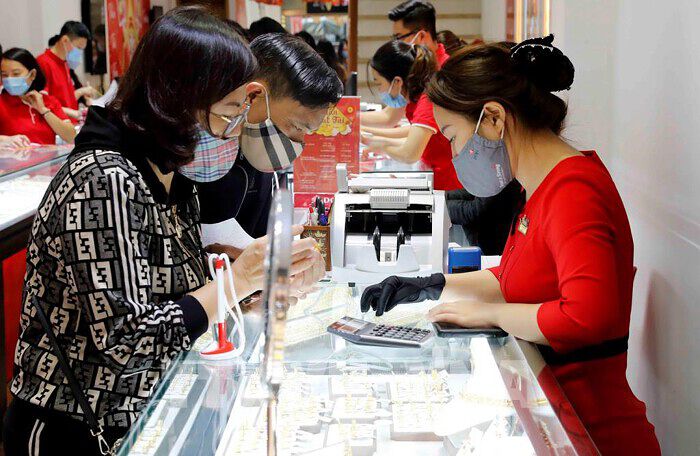 Thị trường vàng chật vật trước hàng loạt yếu tố bất lợi